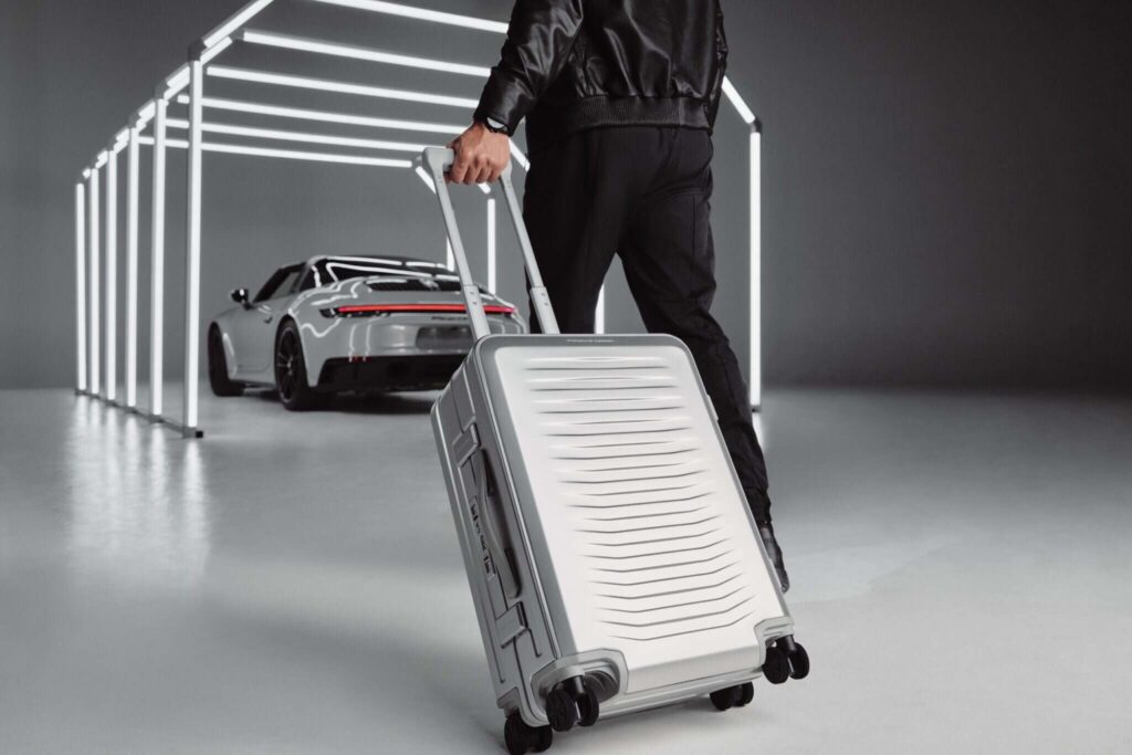Hệ thống bánh xe xoay 360 độ của Porsche Design Roadster Aluminum