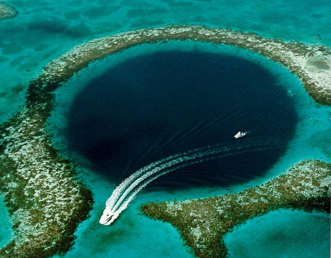 Cảnh sắc Hố Xanh Belize – hố sụt khổng lồ giữa rạn san hô với nước xanh thẳm